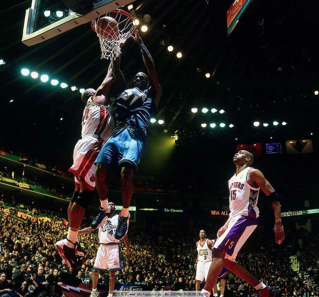 梅西在球场内与印度球迷挥手互动，之后活动因骚乱提前结束（梅西赛场向印度球迷挥手致意，现场骚乱致活动提前收场）