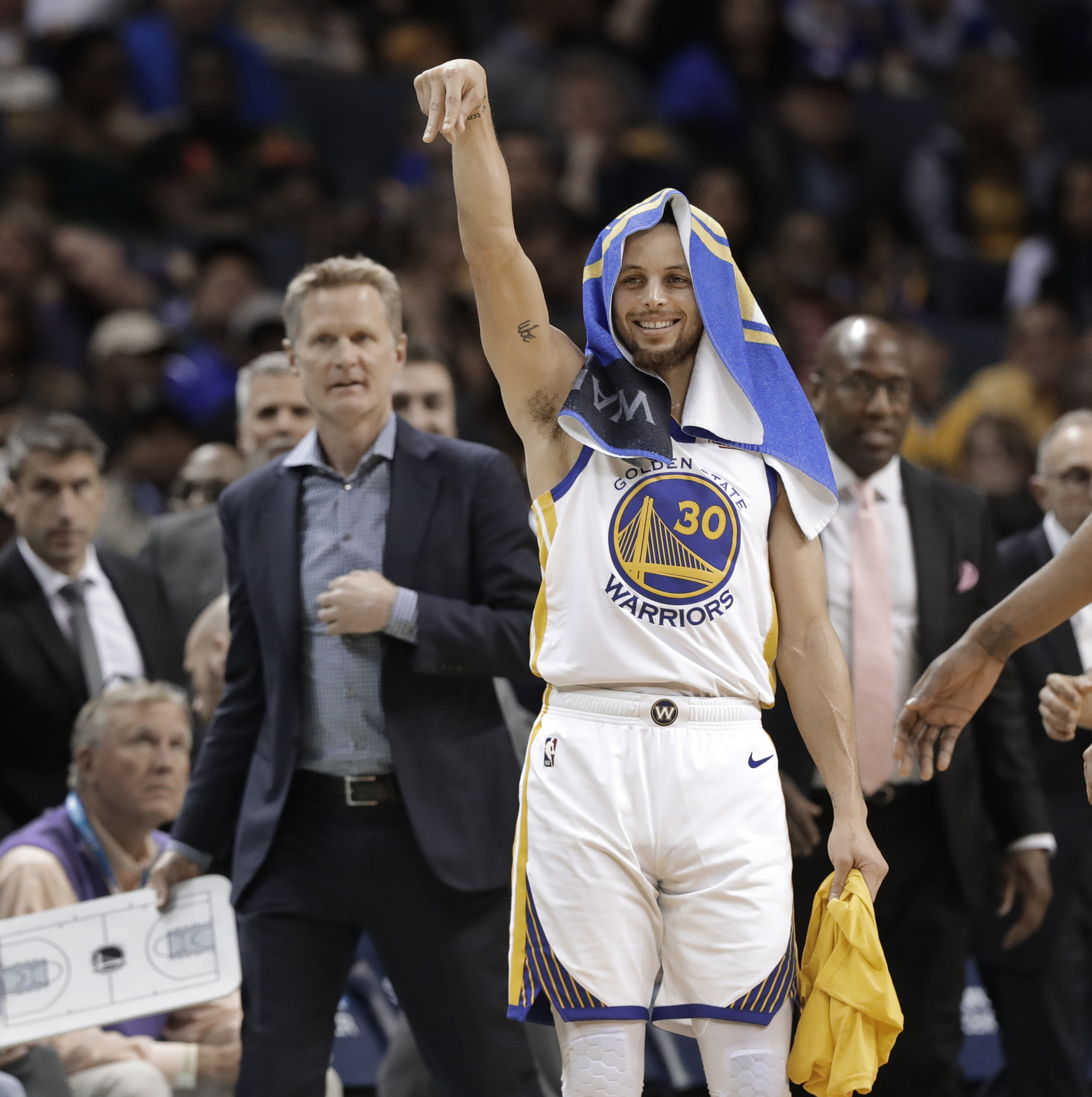 贝尔戈米：看看那不勒斯有多少人缺阵，如今他们比上赛季更强（贝尔戈米：尽管伤缺众多，如今的那不勒斯比上赛季更强）