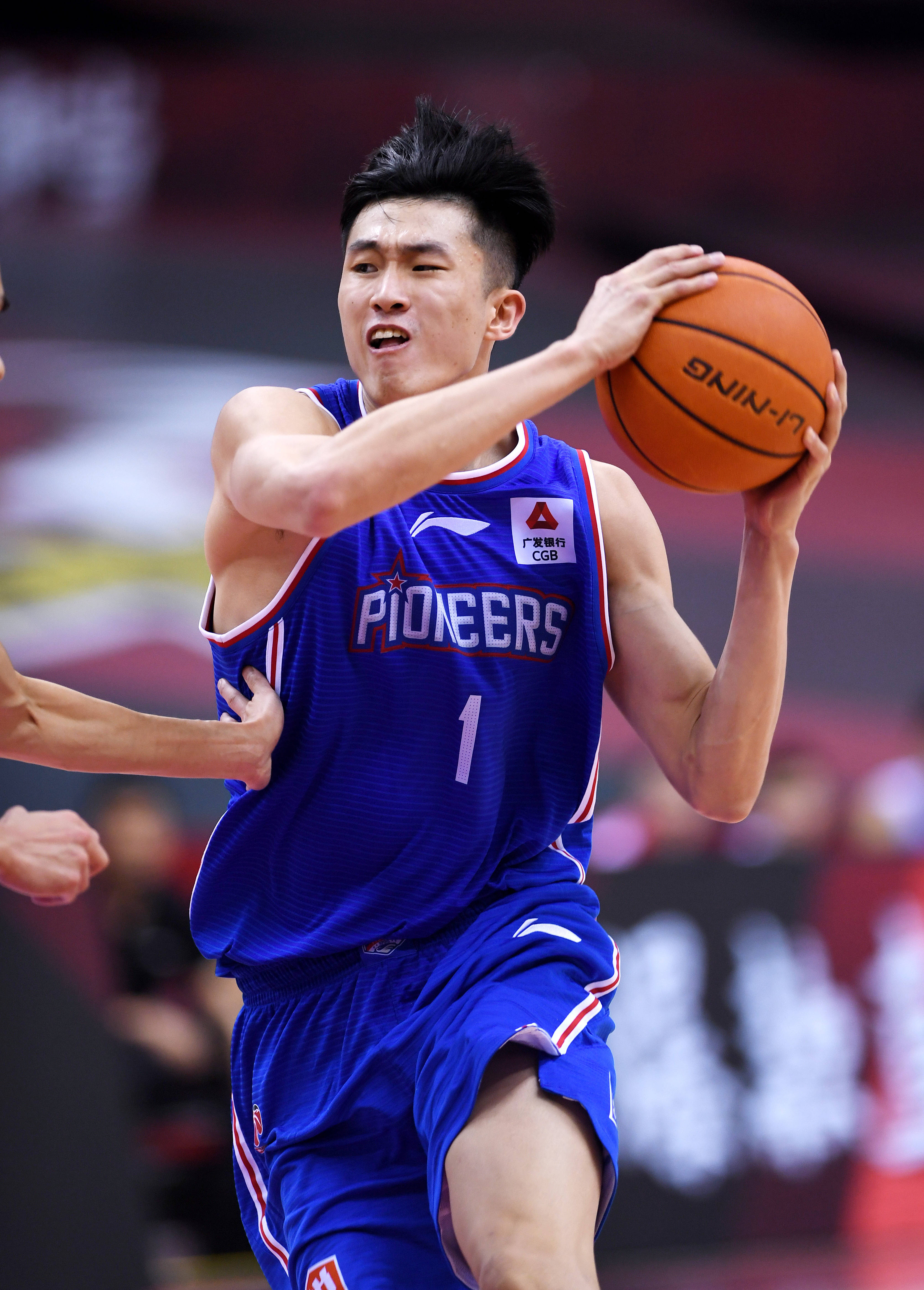 马刺半场19罚16中，湖人8罚5中&除东契奇外无人获得罚球（半场罚球对比：马刺19罚16中，湖人8罚5中；除东契奇外无人获罚球机会）