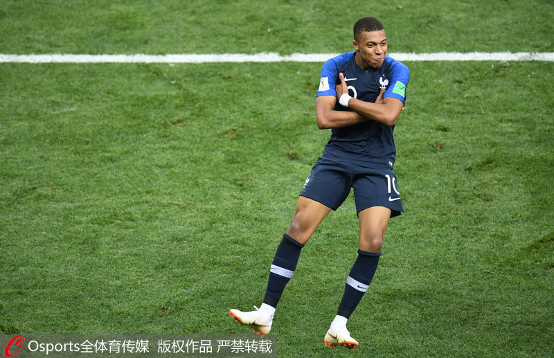 队友接连被罚下！维尼修斯讽刺裁判：多来点红牌吧！