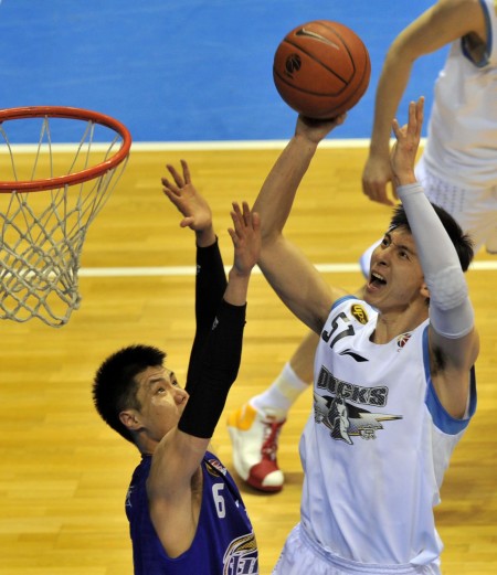 欧冠赛场精彩瞬间：皇马主场2-0取胜,（欧冠之夜高光时刻：皇马主场2比0告捷）